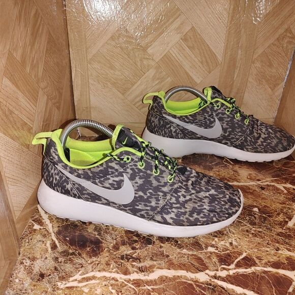 Nike women's Roshe run print running shoes sneaker size 9.5. 402 - Picture 3 of 13
